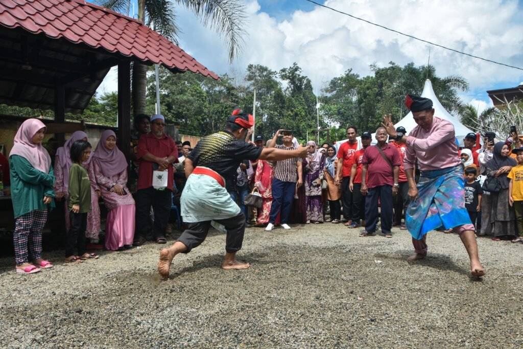 Pertunjukan pencak silat berlangsung di hadapan masyarakat. Interaksi antara pesilat dan penonton menunjukkan bagaimana seni bela diri tradisional tetap hadir dalam ruang sosial.