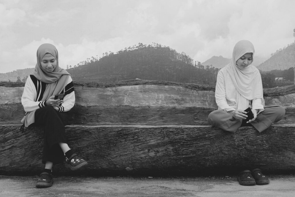 Dunia Begitu Dekat, Mengapa Budaya Sendiri Terasa Jauh?