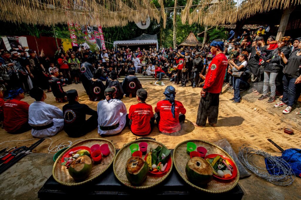 Masyarakat menyaksikan pertunjukan pencak silat dalam sebuah kegiatan budaya. Berbagai perguruan dan komunitas menjadi bagian dari mata rantai pelestarian tradisi silat Nusantara.