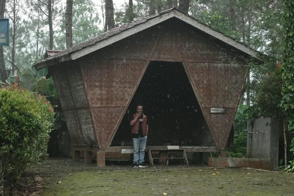 Tim produksi beristirahat sejenak di tempat yang disediakan Desa Wisata Margolangu sebelum melanjutkan agenda pengambilan gambar berikutnya.
