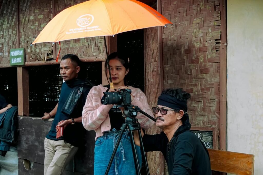 Tim Telusur Bumi Nusantara mewawancarai penari Lengger cilik untuk menggali cerita tentang tari, proses belajar, dan keterlibatan generasi muda di Margolangu.