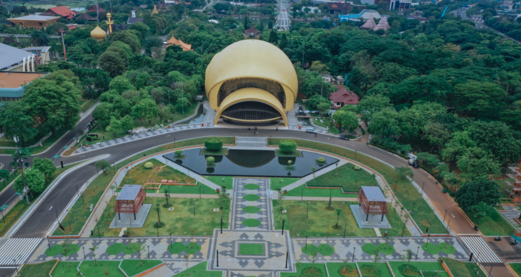 Keong Emas di Taman Mini Indonesia Indah sebagai ikon arsitektur dan ruang budaya.