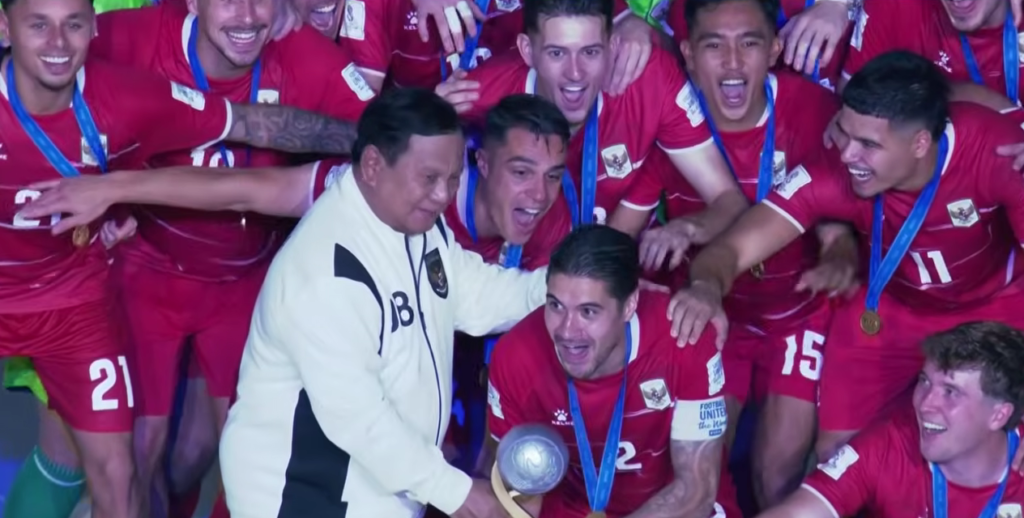 Timnas Indonesia mengangkat trofi FIFA ASEAN Cup 2026 setelah mengalahkan Thailand di GBK.
