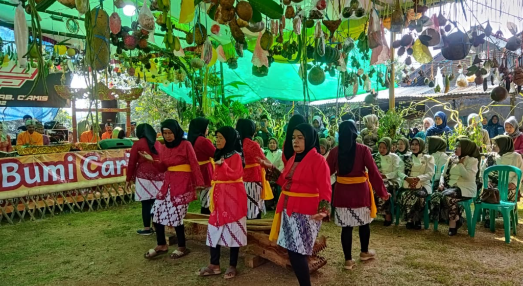 Di Cariu, Leluhur dan Generasi Penerusnya Bertemu